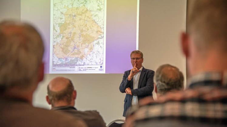 Trug gestern vor Landwirten vor: Nils Hollerbach, Fachbereichsleiter Abteilung Planung, Bau beim Kreis Ostholstein.  