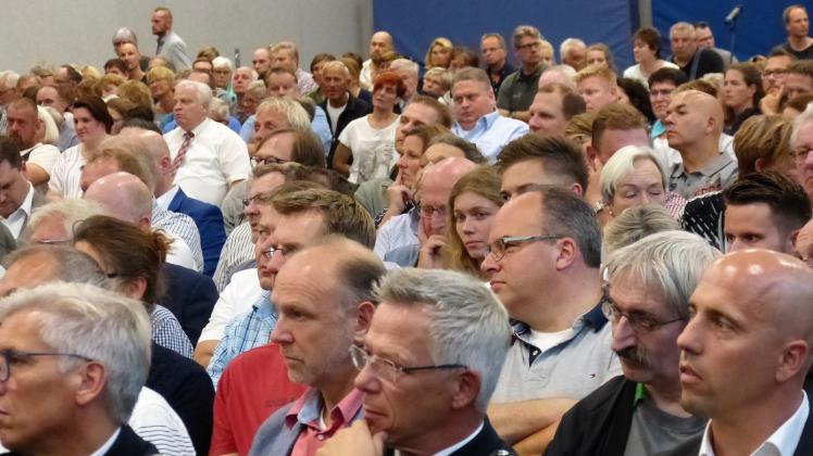 Etwa 500 Interessierte waren nach Boostedt gekommen, um zu hören, was Innenminister Hans-Joachim Grote zu sagen hat und Fragen zu stellen.