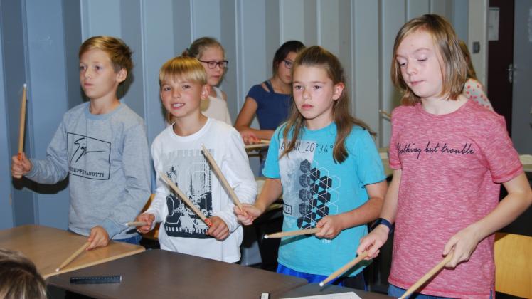 Endlich machten die sonst ja eher wenig geliebten Pulte mal richtig Sinn: Während des ungewöhnlichen Musikunterrichts mit der Jugend Brassband nutzten die Schüler sie als Rhythmusinstrumente. 