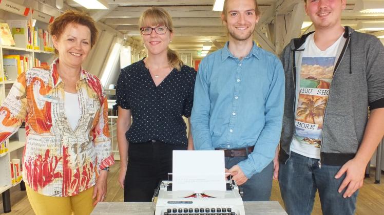 Im Rahmen der Interkulturellen Woche wird auch die „wandelnde Schreibmaschine“ ihren Abschluss finden. Die Organisatoren (v.l.): Kristina Preiß, Lena Vahl, Rubén Fernández und Moritz Mangels.  