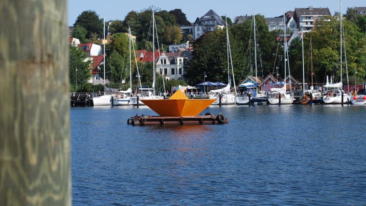 Das orangefarbene Boot auf der Förde gehört auch zur Aktion Seetember.