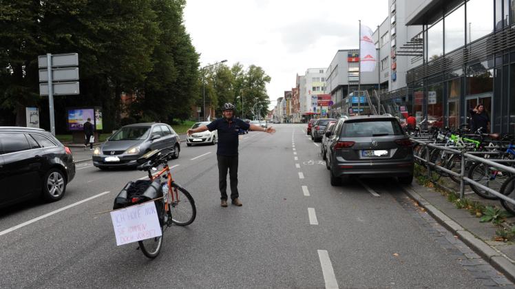 Retourkutsche: Die Pkw am Parkcenter parken den Radstreifen zu. Kurt Feldmann-Jäger stellte sich aus Protest mit Rad auf die Straße. 