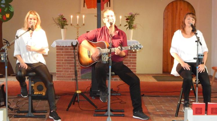 Tanja und Carsten Arndt mit Nadine Timm (v.li.) sangen von der Liebe zum Norden und zu den Menschen. 
