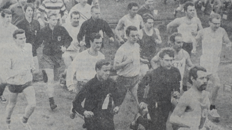 Ein sporthistorisches Dokument: Beim ersten Neumünsteraner Volkslauf gingen im Jahr 1969 rund 1000 Athleten an den Start; hier das Foto der dazugehörigen Courier-Berichterstattung.