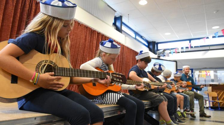 Musikalische Unterhaltung vom Feinsten boten die Schüler der Gorch-Fock-Schule – hier die Gitarren-AG – unter der Leitung von Malte Dallmeyer (r.). Fotos: Smit 
