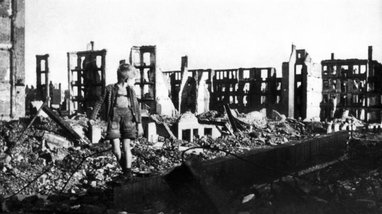 Nach dem Krieg lag Deutschland in Trümmern wie auf dem Bild Hamburg. Experten schätzen, dass nach dem Krieg mehr als 100 000 „Russenkinder“ in Deutschland geboren wurden. Symbolfoto: dpa