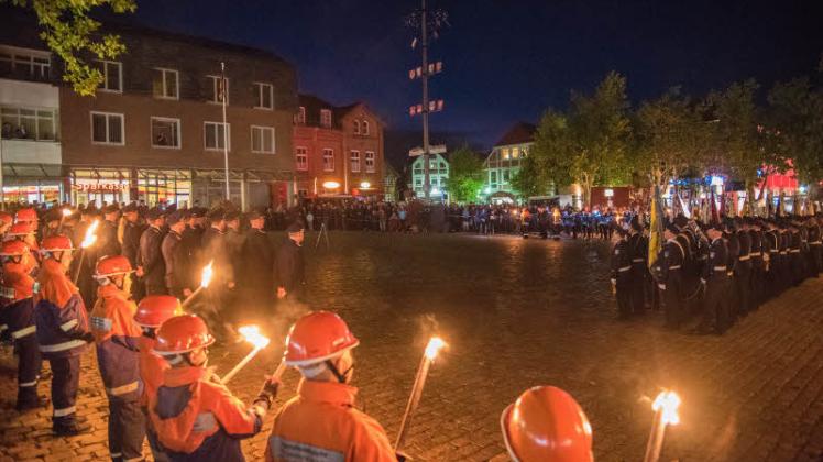 Auf dem Lütjenburger Marktplatz fand gestern Abend ein Zapfenstreich der Plöner Feuerwehren statt. 