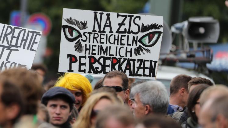 Für "sichere Grenzen und die deutsche Kultur" wollte die neue Initiative "Vereint für Rostock" am Freitag auf die Straße gehen. 50 Teilnehmer waren für die Demonstration in Groß Klein angemeldet. Jetzt hat die Stadt die Versammlung untersagt – weil beide Anmelder bereits vorbestraft sind.