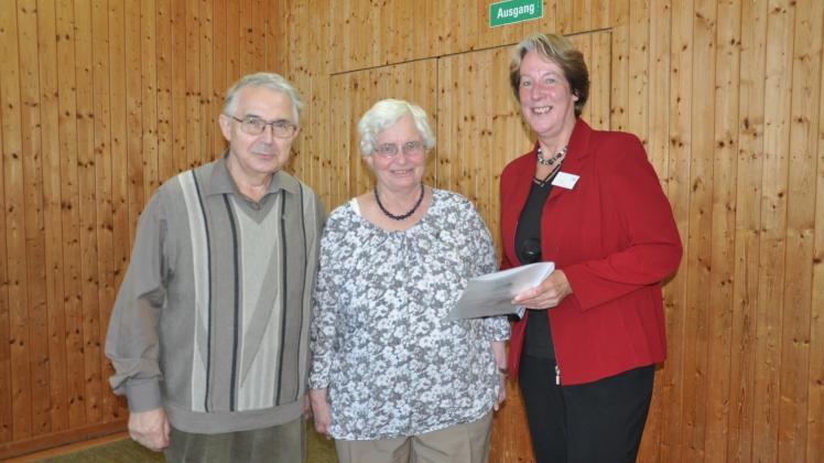 Auszeichnung: Dr. Telse Stoy (r.) ehrte Gerda und Per Rickert für ihr ehrenamtliches Engagement bei der Heimatgemeinschaft. 