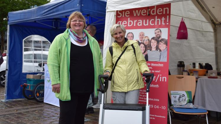 Sicher unterwegs: Sandra Bruhn (links) und Cornelia Schlick vom Institut für berufliche Aus- und Fortbildung informierten über die neuesten Rollatoren.