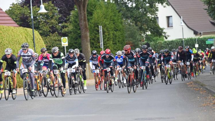 Mehr als 500 Radfahrer und Radfahrerinnen verwandelten die Lewitz gestern beim 4. Jedermann-Radrennen in eine Rennstrecke.  Fotos: Albrecht(3)/Bischoff 
