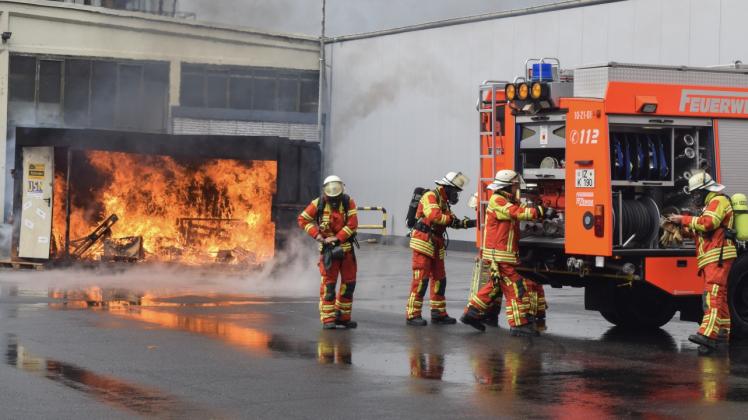 Steht lichterloh in Flammen: Helfer bereiten sich auf den Einsatz an einem brennenden Wohnwagen vor.