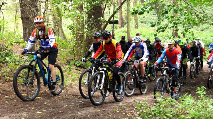 Jungfernfahrt: Mehr als 100 Radsportler machten sich an die Erkundung des neuen "Hütti-Trails". Fotos: käselau 