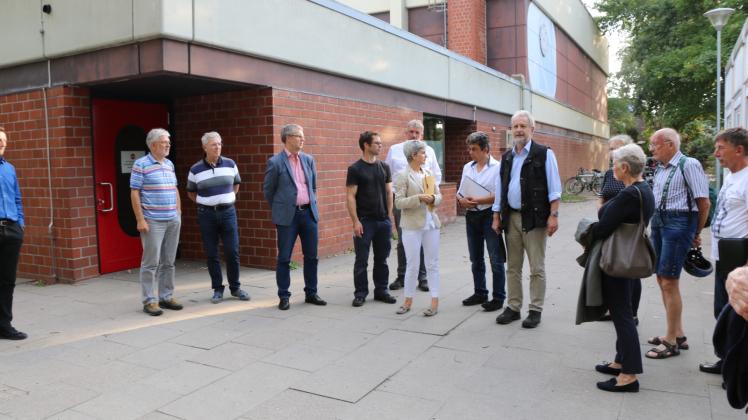 Mitglieder des Bauausschusses besichtigten vor der Sitzung die Sporthalle des Kopernikus-Gymnasiums Bargteheide.