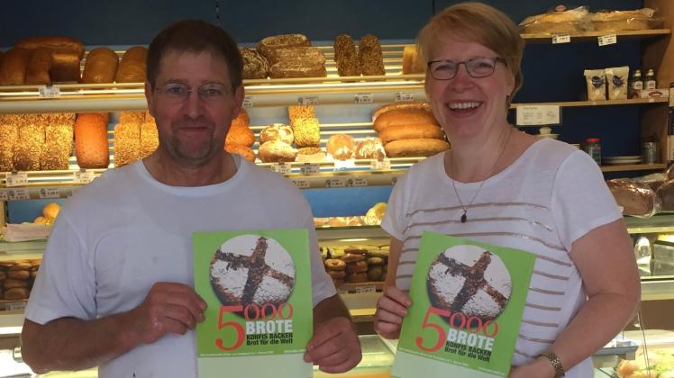Pastorin Dr. Christina Duncker und Bäckermeister Jens Afheldt engagieren sich mit den Konfirmanden für „Brot für die Welt“. 
