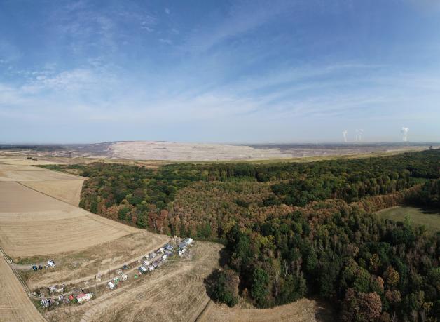 Der Hambacher Forst mit dem Braunkohletagebau Hambach im Hintergrund. 