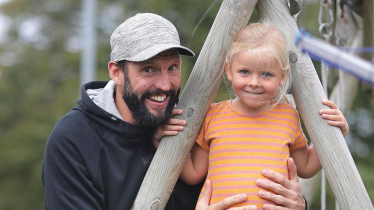 Kinder bringen Liebe in die Familie, sagt Tobias Karlsson über Julia und Sohn Otto.