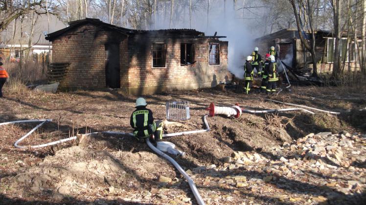 Brand eines Stallgebäudes in Dämelow: 30 Feuerwehrleute aus Jesendorf, Neukloster und Warin waren im März 2011 im Einsatz. 