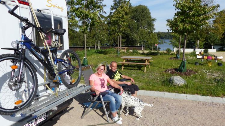 Sie haben den „Sahneplatz“ ganz vorne mit Blick auf den Großen Eutiner See. Manuela Velten und Willi Lautenschläger aus den Nähe von Koblenz genießen die letzten Sommertage mit Hund „Bundy“.