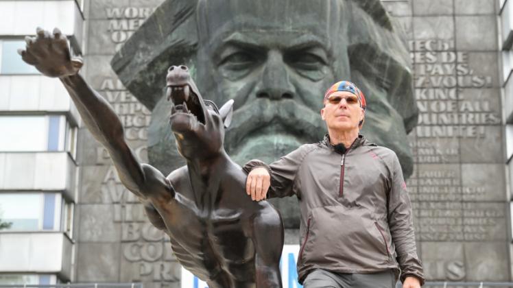 Kunstaktion gegen Hass und Gewalt: Bildhauer Rainer Opolka steht neben einem Bronze-Wolf mit Hitlergruß vor dem Karl-Marx-Monument in Chemnitz. 