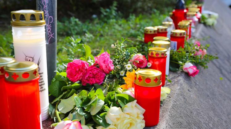 Am Tatort erinnern Kerzen und Blumen an den getöteten jungen Mann. 