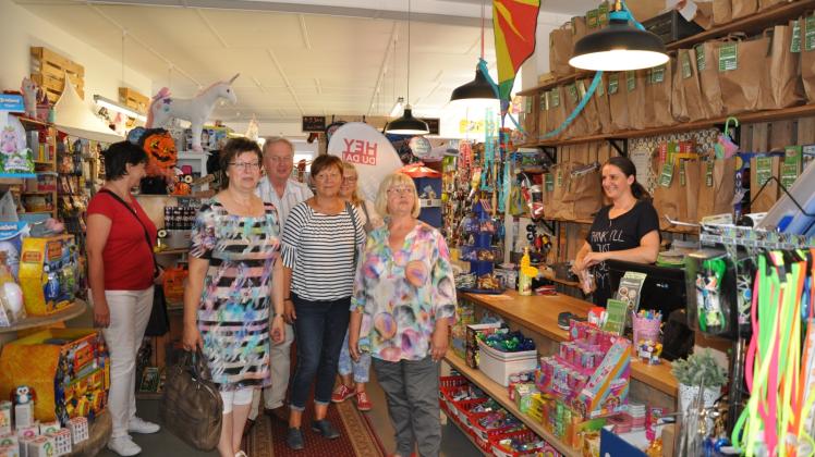 Die Kommission des Landkreises im Kinderparadies: in der Kleinstadt Crivitz gibt es sogar noch einen Spielzeugladen, der engagiert von Anna Schade (re.) geführt wird, die sich auch sonst für Kinder und Jugendliche stark macht. 