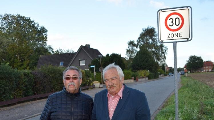 Wollen erreichen, dass weniger Autofahrer das 30-Schild im Torfweg ignorieren: Anwohner Alfred Schwan (links) und Bürgermeister Gero Neidlinger. 
