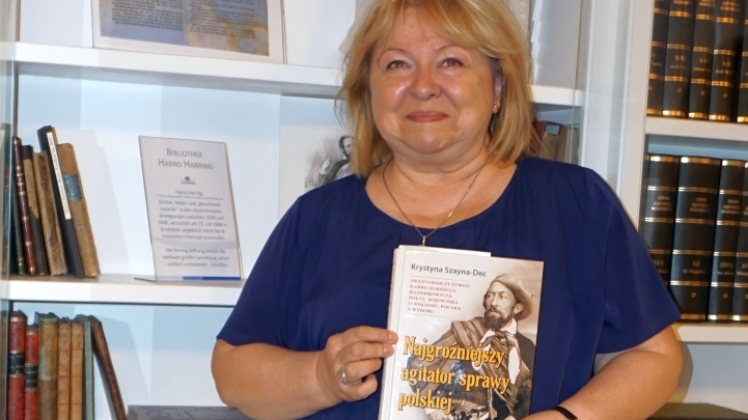 Krystyna Szayna-Dec besichtigte die Harring-Bibliothek in der Ferring-Stiftung.