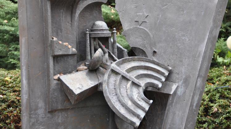 Das Denkmal am Schrevenpark erinnert an die Synagoge, die am 9. November 1938 von den Nationalsozialisten angezündet wurde und bis auf die Grundmauern niederbrannte. 