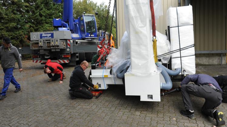 Mit Hilfe eines Krans wurde gestern die zehn Tonnen schwere Laserschweißmaschine vom Lkw abgeladen.