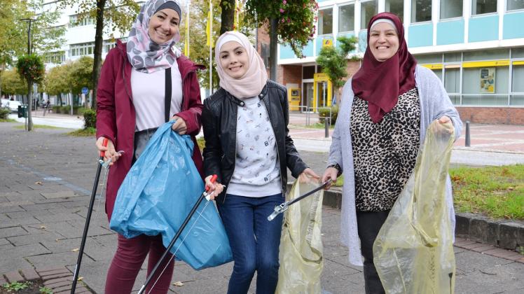 Rasha Awad, Aisha Nasif, Sohair Alaabo (Foto, von links) aus Syrien sorgten mit Tüten und Müllgreifern für Sauberkeit.