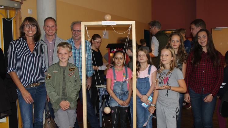 Der aus dem Schulleitungsteam stammende Jürgen Braun (vierter von links) erläuterte interessierten Besuchern Stationen der Miniphänomenta. 