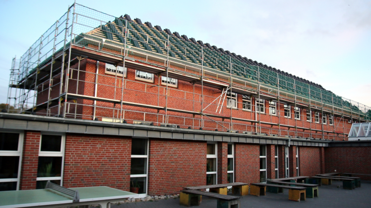 Beiden Sanierungsarbeiten in der Herrendeichschule auf Nordstrand sind zurzeit unter anderem die Dachdecker am Werk.