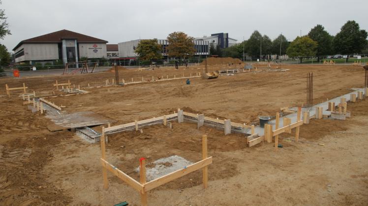 Durch den Neubau des neuen Kindergartens (im Vordergrund) wird der Schulhof hinter die Schule verlegt. 