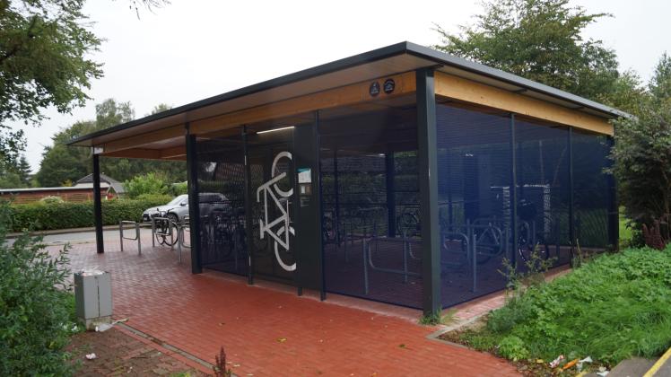 In Jübek können Pendler ihre Fahrräder in der „Bike  &amp;  Ride“-Anlage am Bahnhof sicher unterstellen. 
