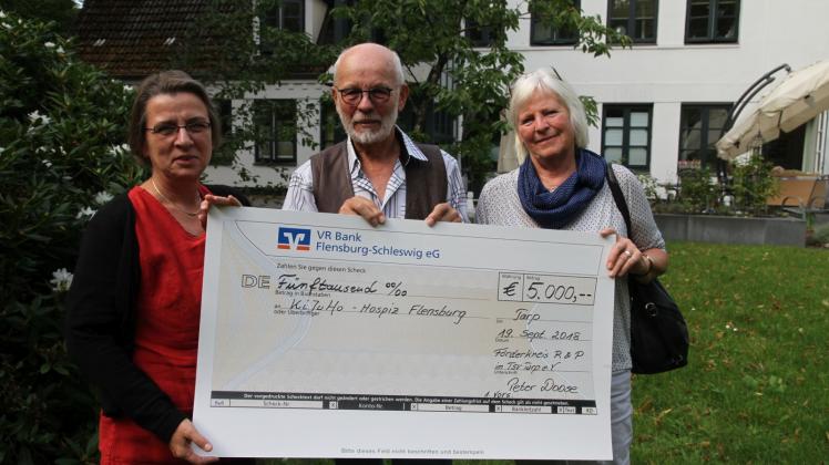 Über die 5000-Euro-Spende von den Rehasportlern des TSV Tarp, übergeben von Peter und Wiebke Doose (r.) freut sich Claudia Toporski vom Katharinen-Hospiz. 
