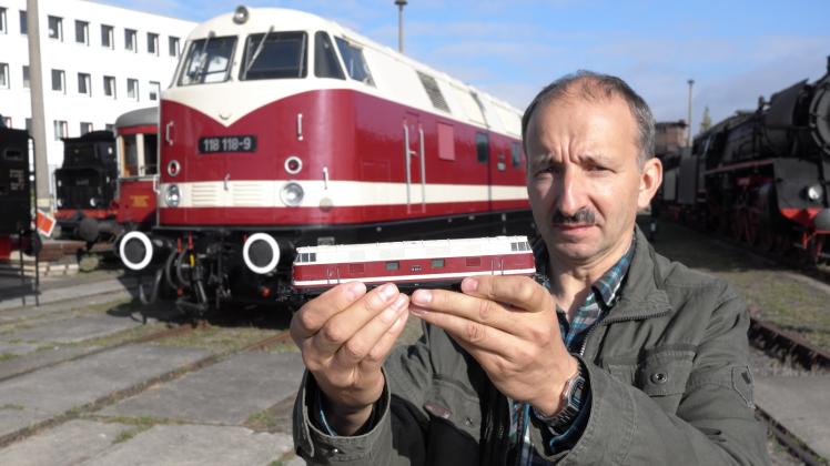 Original und das 1:87-Modell einer Diesellok: Schwerins Modellbahnclub präsentiert ab Freitag unter anderem eine Nebengleisanlage in H0, kündigt Vorsitzender Frank Tille an.