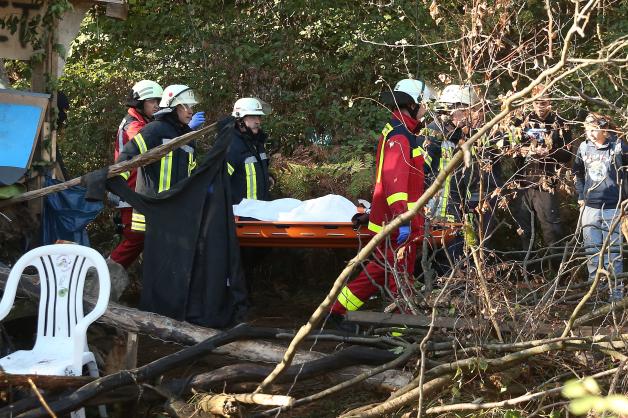 Rettungskräfte versorgen die von einer Leiter gestürzte Aktivistin.