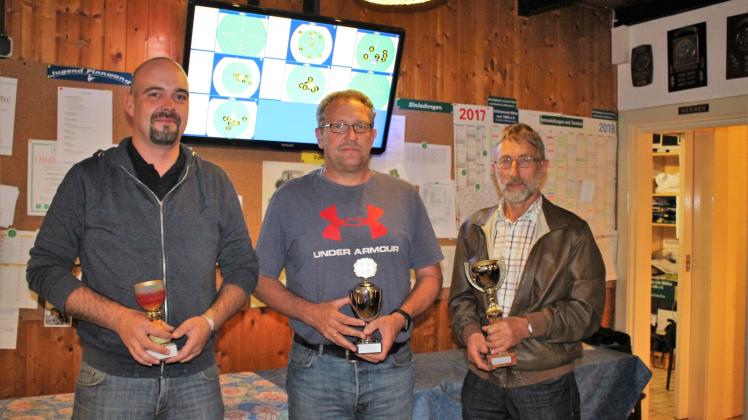 Mit ihren Pokalen: Henning Plett (Ecklak), Andreas Meyer (Brokdorf) und Manfred Boll (Nortorf). 