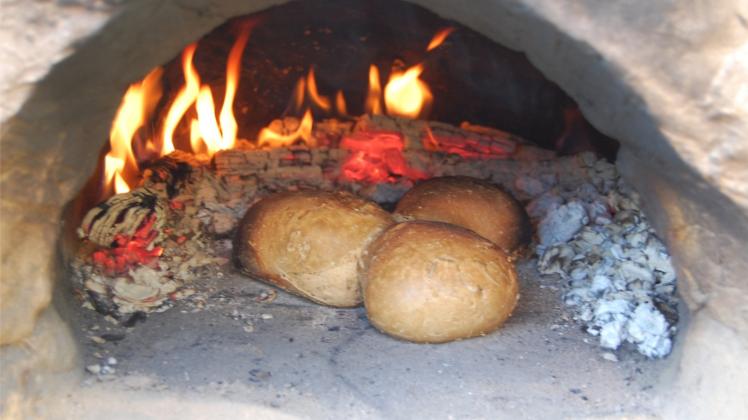 Im Lehmofen werden knusprige Brötchen gebacken.  Fotos: kjr 