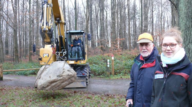 Inzwischen ist Innendienst angesagt: Noch vor Kurzem beaufsichtigte Försterin Lis Holling mit Dolmen-Spezialist Dietrich Waldow das Umsetzen eines Granit-Blocks im Wald. 
