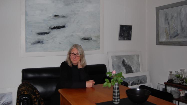 Inge Wilkens in ihrem Bredstedter Domizil, wo auch viele ihrer eigenen Bilder hängen.