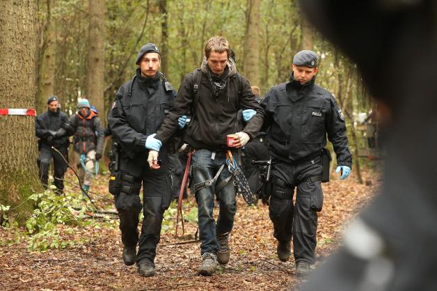 Polizisten führen im Hambacher Forst einige der letzten verbliebenen Aktivisten ab. 