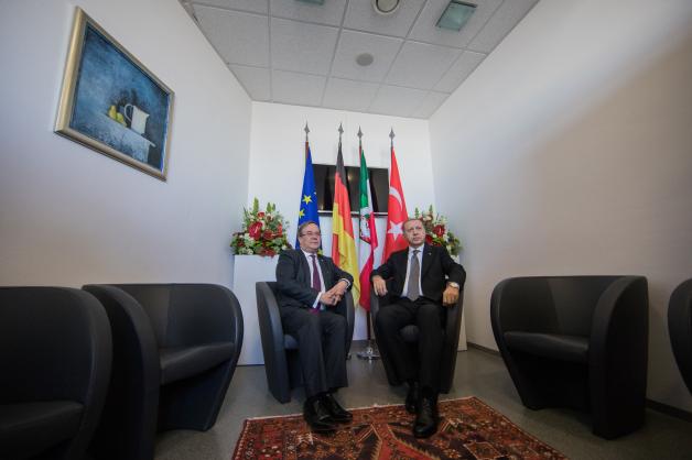 In einem Kämmerlein unterhalten sich NRW-Ministerpräsident Laschet (CDU) und Präsident Erdogan. 