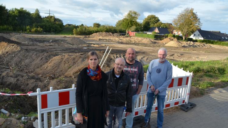 Neues Baugebiet vor der Haustür: Silke Lorenzen, Michael Schwind, Frank Konow und Kay Bubolz (von links) sind seit langem schon verärgert. 
