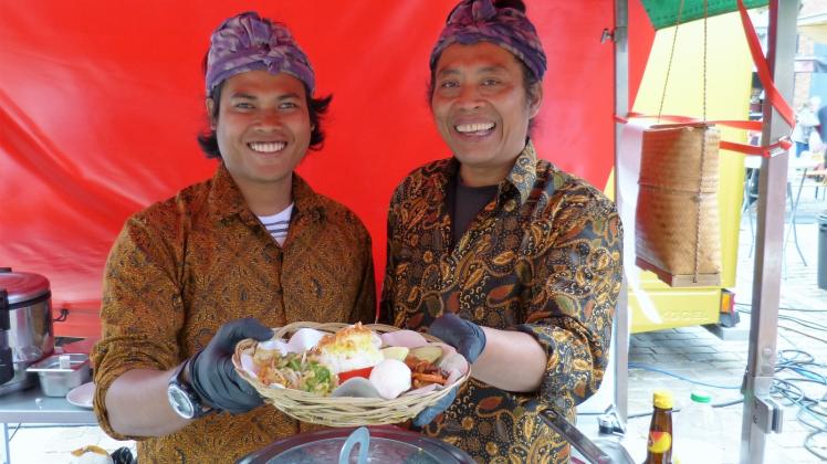 Leckere Spezialitäten aus Bali boten die beiden fröhlichen balinesischen Köche an. Fotos: Bury 