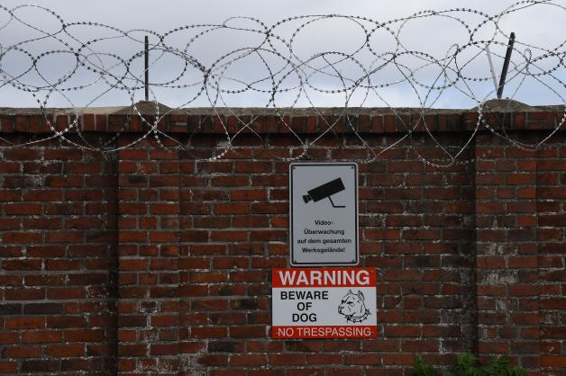 Ein Schild weist auf Videoüberwachung und Kontrollen durch Hunde hin.