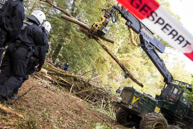 Während die Polizei die letzten Waldbesetzer abführt, will RWE das geräumte Gebiet absperren. 