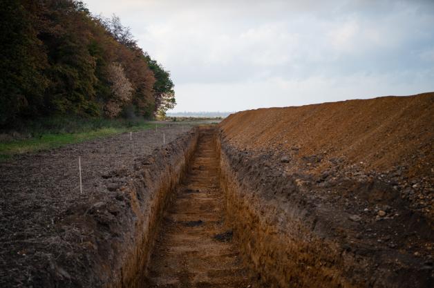 Am Rand des Hambacher Forstes wurde als Abgrenzung ein Graben gegraben und ein Wall aufgeschüttet. 