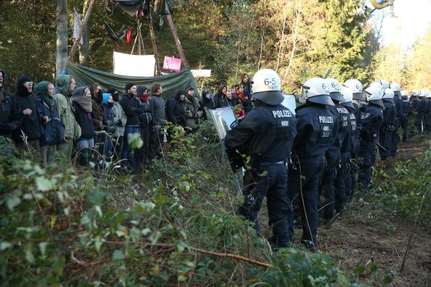 Die Polizei hat die Zahl der Einsatzkräfte im Hambacher Forst laut eigenen Angaben "drastisch reduziert".
